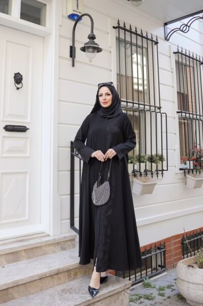Siyah İşlemeli Tesettür Abaya – Zarif ve Şık Model