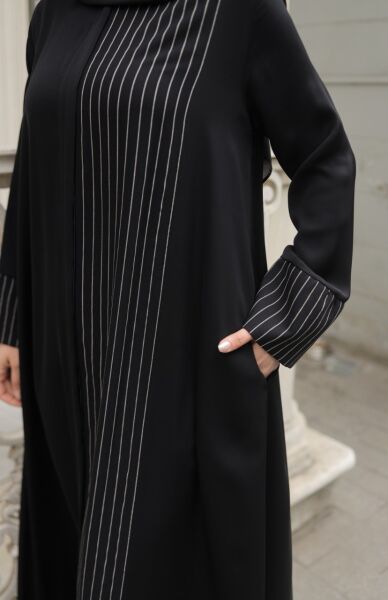 Siyah Çizgi Detaylı Medine İpeği Tesettür Abaya – Modern ve Zarif Model