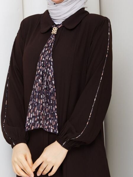 Fular Detaylı Kahverengi Rabia Kumaş Tesettür Ferace