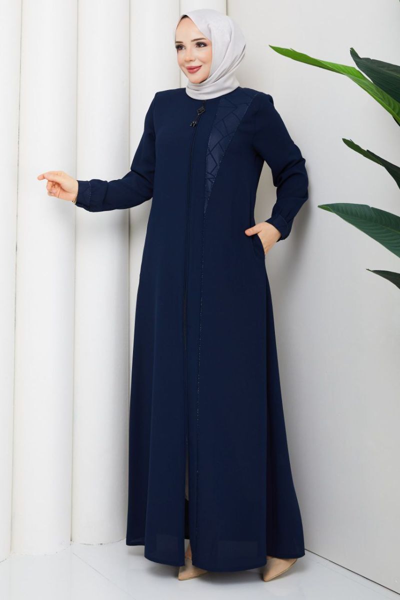 Vera Lacivert: Deri Detaylı ve Taş İşlemeli Tesettür Ferace
