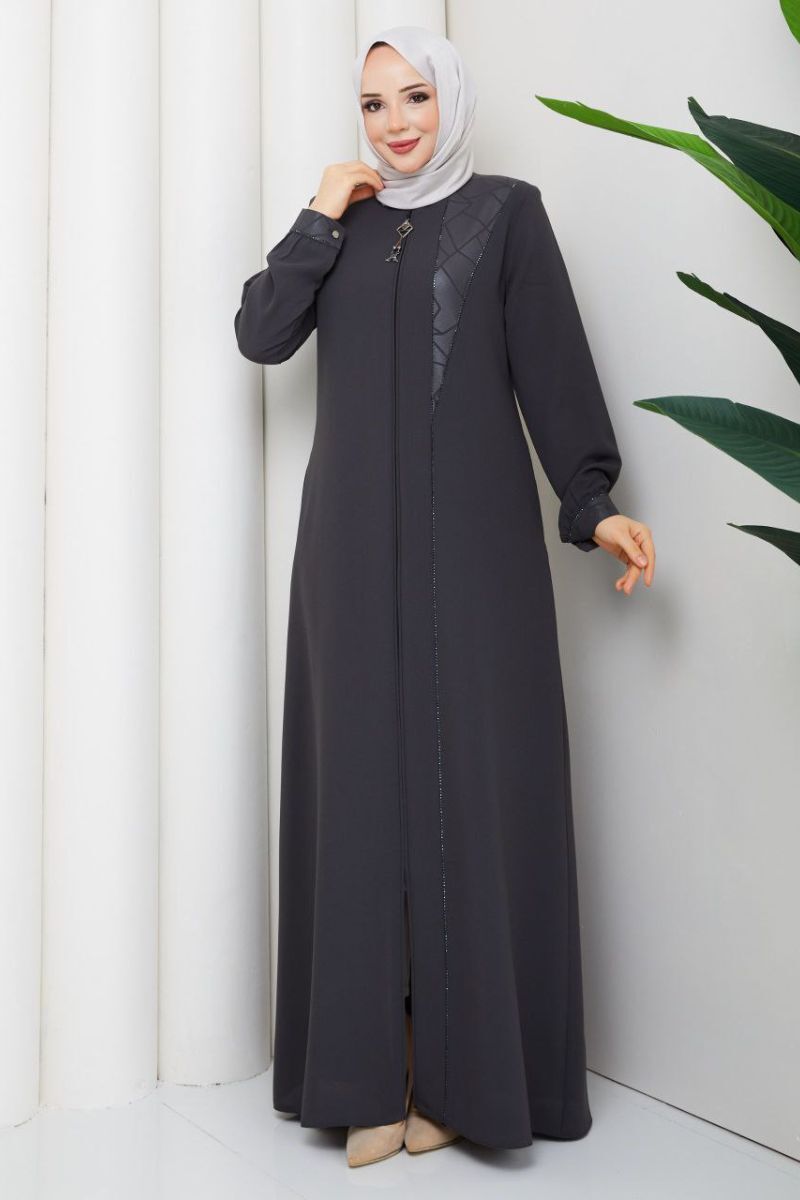 Vera Antrasit: Deri Detaylı ve Taş İşlemeli Tesettür Ferace