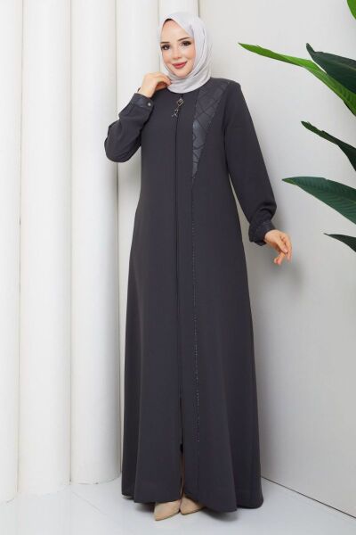 Vera Antrasit: Deri Detaylı ve Taş İşlemeli Tesettür Ferace