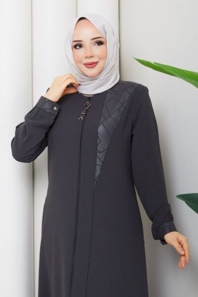 Vera Antrasit: Deri Detaylı ve Taş İşlemeli Tesettür Ferace