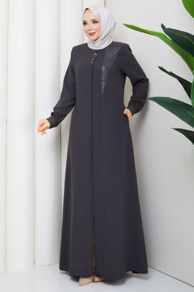 Vera Antrasit: Deri Detaylı ve Taş İşlemeli Tesettür Ferace