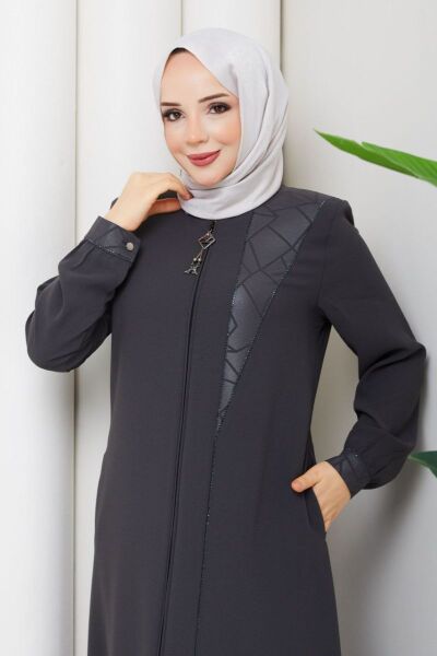 Vera Antrasit: Deri Detaylı ve Taş İşlemeli Tesettür Ferace